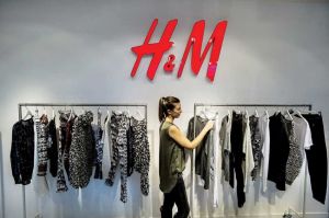 H&M_staff_with_clothes