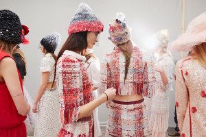 chanel-spring-summer-2015-haute-couture-fittings-backstage-01