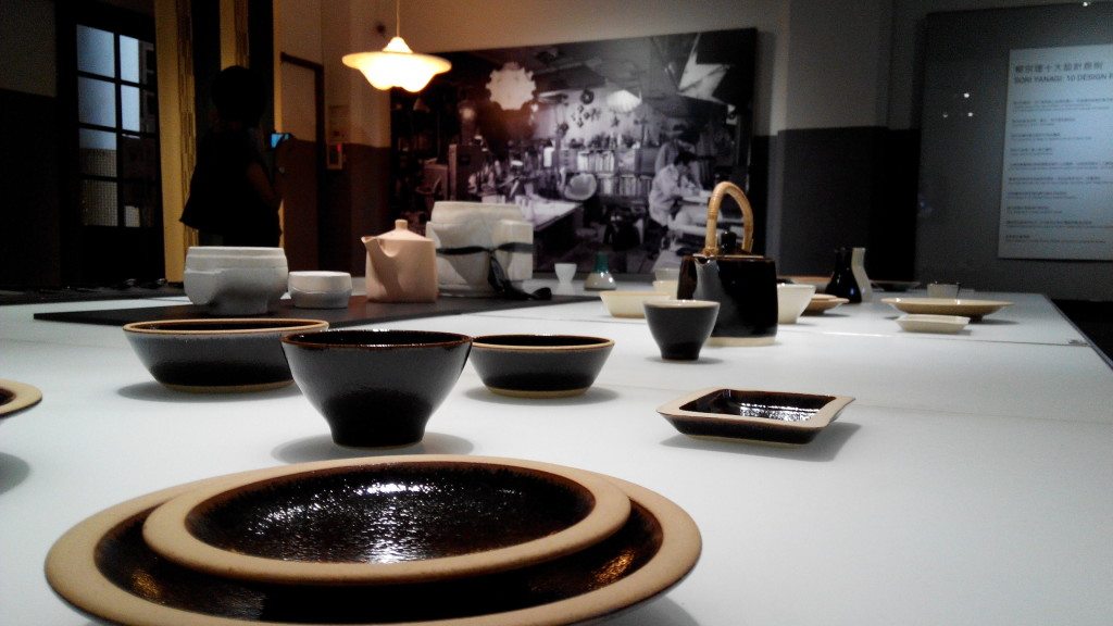 展出餐具作品,採編記者拍攝