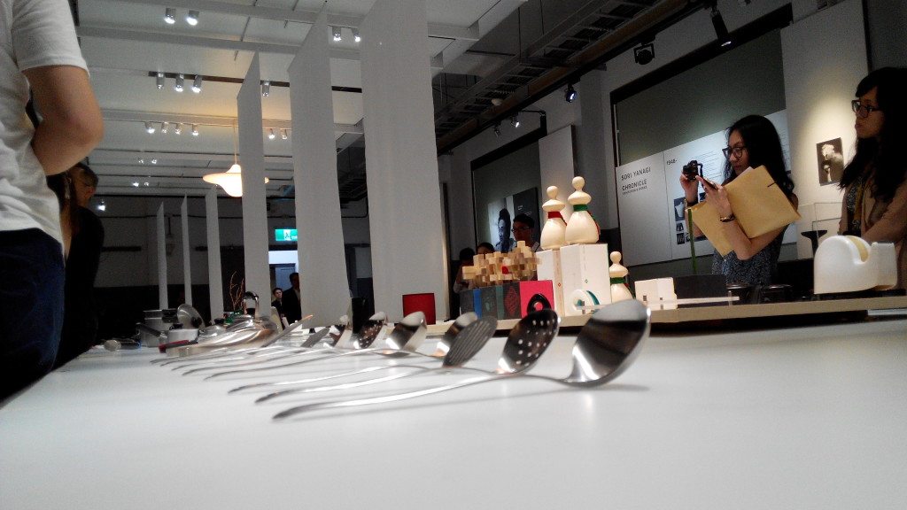 展出餐具作品,採編記者拍攝