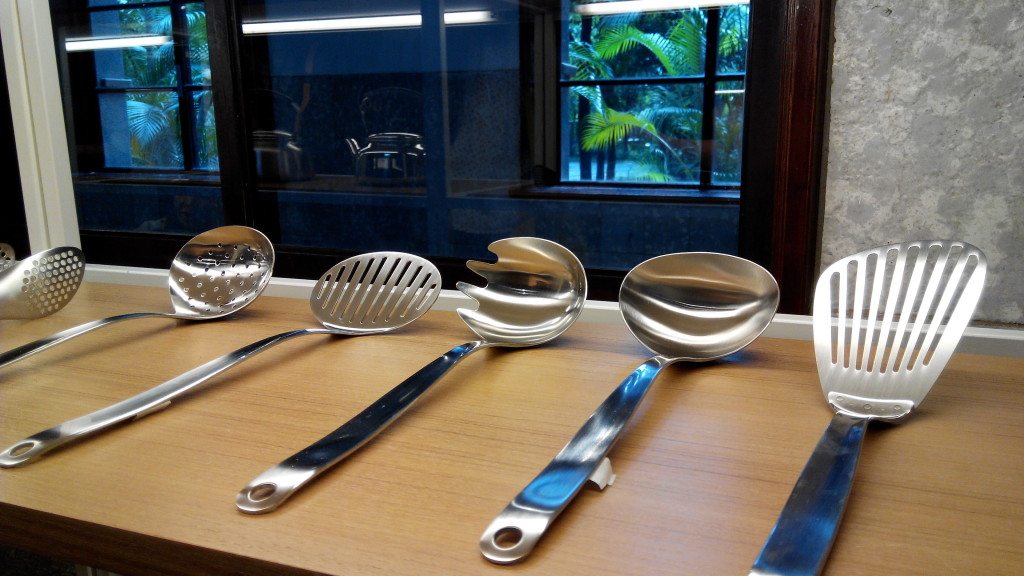 展出餐具作品,採編記者拍攝,