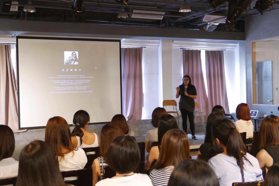 SLP-FB-women-talk-03